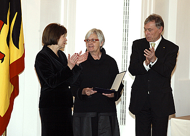Ute Winkler-Stumpf (uprostřed) se spolkovým prezidentem Horstem Köhlerem a jeho chotí, paní Evou Luise, při propůjčování řádu Copyright: Bundespresseamt